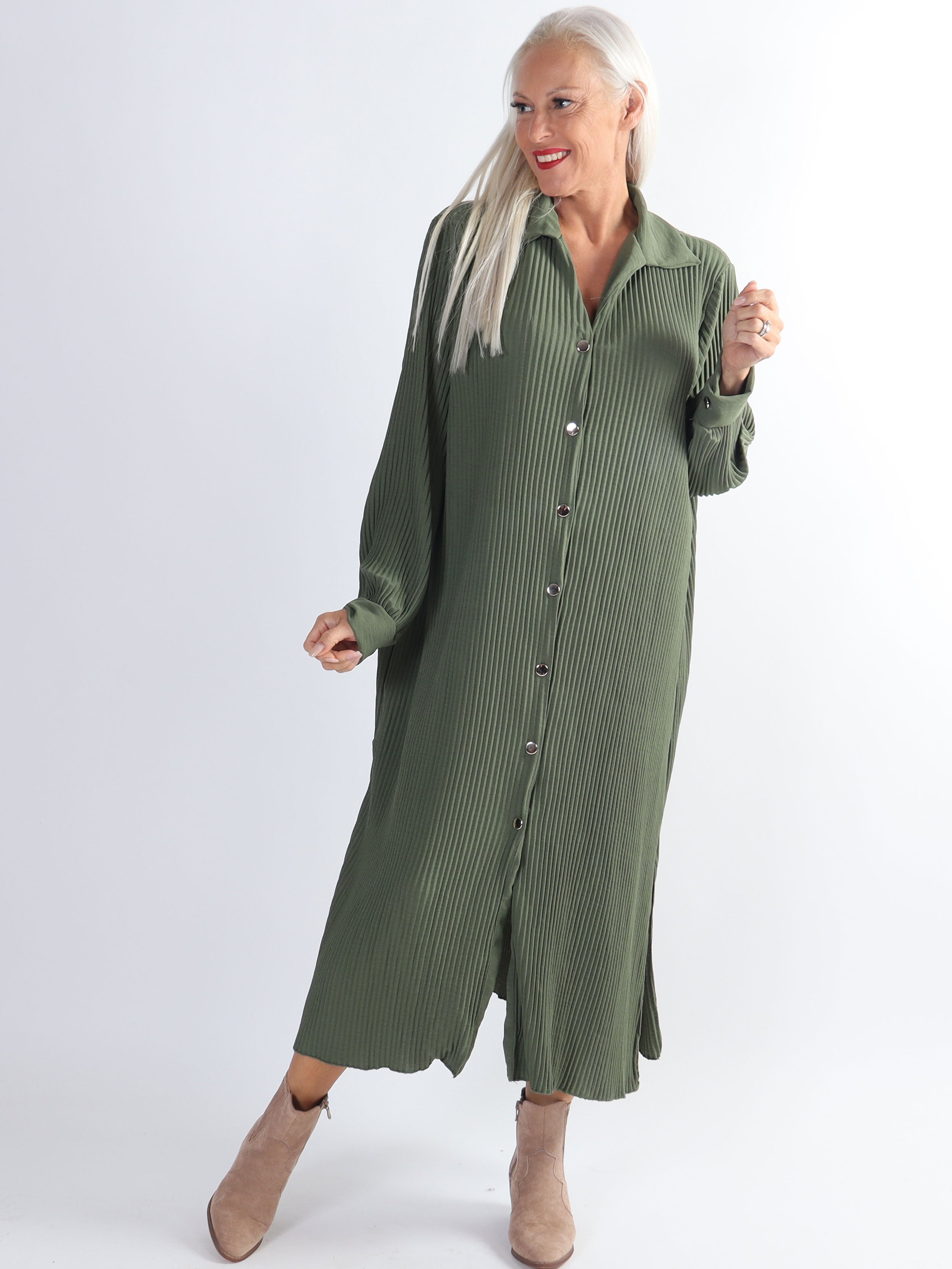 Lenora - Lång plisserad plus size klänning med knappar